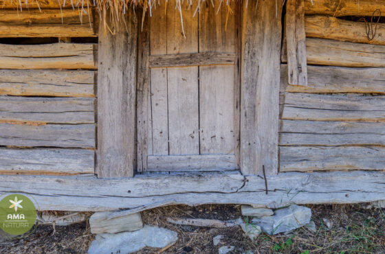 Un colț de Rai în Aspra, Maramureș – șura veche acoperită cu fân